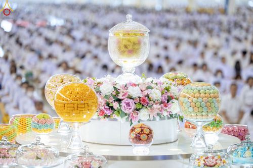 ภาพ No.86902:พิธีตักบาตร , พิธีบูชาข้าวพระ , พิธีจุดเทียนใจ ไฟนิรันดร์ อนันตชัย ในวันอาทิตย์ต้นเดือน 3 กันยายน พ.ศ. 2566 ณ วัดพระธรรมกาย