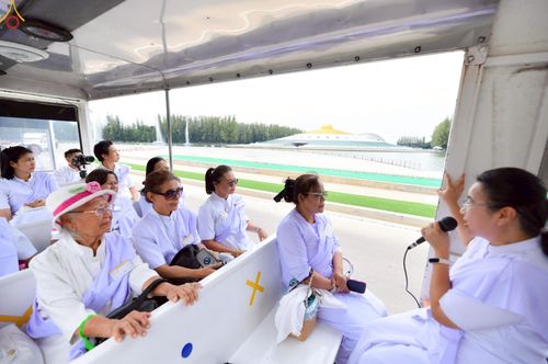 ภาพ No.242785:วันที่ 29-31 สิงหาคม พ.ศ. 2568 องค์กรภาคีเครือข่าย “บวร” (บ้าน-วัด-โรงเรียน-ราชการ) อ.คลองหลวง จัดบวชอุบาสิกาแก้ว ถวายพระราชกุศลแด่สมเด็จพระพันปีหลวง - กตัญญูบูชาแด่ผู้มีพระคุณ