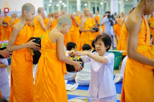 ภาพ No.223404:วันวิสาขบูชา วันอาทิตย์ที่ 11 พฤษภาคม พ.ศ. 2568 พิธีตักบาตร และปฎิบัติธรรม ณ สภาธรรมกายสากล วัดพระธรรมกาย