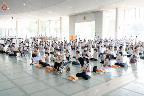 ภาพ No.205745:พิธีสวดพระพุทธมนต์ และถวายภัตตาหารเมนูสวรรค์แด่พระภิกษุ สามเณร วันจันทร์ที่ 3 กุมภาพันธ์ พ.ศ. 2568 ณ หอฉันคุณยายอาจารย์ฯ วัดพระธรรมกาย