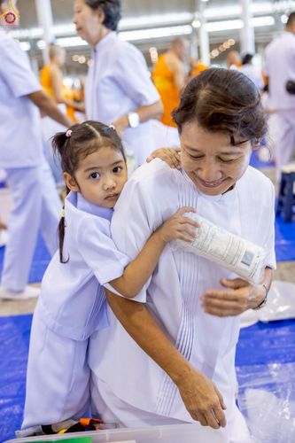 ภาพ No.243541:วันที่ 7 กันยายน พ.ศ. 2568 พิธีตักบาตร ข้าวสารอาหารแห้ง ในวันครูผู้ค้นพบวิชชาธรรมกาย ณ บ้านแก้วเรือนทองคุณยายฯ สภาธรรมกายสากล วัดพระธรรมกาย