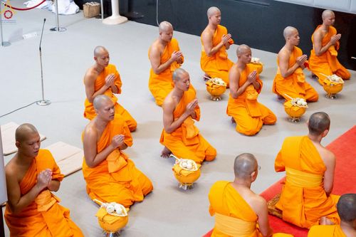 ภาพ No.227763:วันเสาร์ที่ 31 พฤษภาคม พ.ศ.2568 พิธีถวายผ้าไตรแด่สามเณรผู้เข้ารับการอุปสมบท , พิธีอุปสมบทสามเณรเตรียม DCI วัดพระธรรมกาย จ.ปทุมธานี