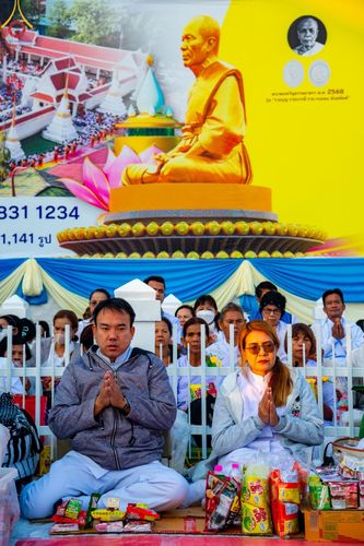 ภาพ No.197702:พิธีตักบาตรพระธรรมยาตรา ณ อนุสรณ์สถานลำดับที่ 4 สถานที่เกิดด้วยกายธรรม วัดโบสถ์(บน) ต.บางคูเวียง จ.นนทบุรี ในโครงการธรรมยาตรา กตัญญูบูชา มหาปูชนียาจารย์ พระมงคลเทพมุนี(สด จนฺทสโร) พระผู้ปราบมาร อนุสรณ์สถาน 7 แห่ง ปีที่ 13 วันที่ 19 มกราคม พ.ศ. 2568