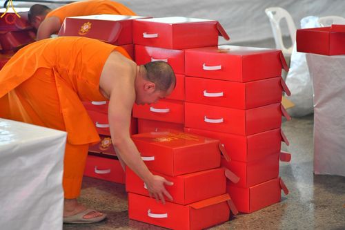 ภาพ No.212088:วันจันทร์ที่ 17 มีนาคม พ.ศ. 2568 บุญบรรจุกล่องไทยธรรม เพื่อถวายแด่พระสังฆาธิการ 40,000 กว่าวัดทั่วไทย ในวันคุ้มครองโลก 22 เมษายน พ.ศ. 2568 ณ บ้านแก้วเรือนทองคุณยายฯ วัดพระธรรมกาย