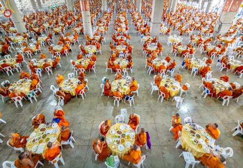 ภาพ No.219467:วันอังคารที่ 22 เมษายน พ.ศ. 2568 พิธีมอบปัจจัยช่วยเหลือครู 4 จังหวัดชายแดนภาคใต้ , พิธีกล่าวคำถวายอุปกรณ์ เพื่อเตรียมการต้อนรับคณะสงฆ์ฯ , พิธีกล่าวคำถวายภัตตาหารเป็นสังฆทาน , คณะสงฆ์ฉันภัตตาหารเพล  เนื่องในวันคุ้มครองโลก พิธีถวายมหาสังฆทานแด่คณะสงฆ์