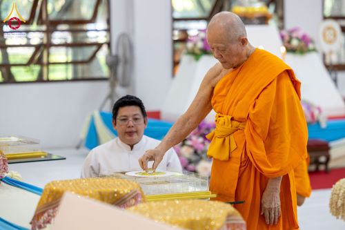 ภาพ No.160864:พิธีเจริญพระพุทธมนต์ และปิดแผ่นทองรูปเหมือน พระเดชพระคุณพระมงคลเทพมุนี (สด จนฺทสโร) พระผู้ปราบมาร จำนวน 3 องค์ วันเสาร์ที่ 5 ตุลาคม พ.ศ. 2567 ณ อาคารปลูกศรัทธา 2 (ชานชลาเดิม) วัดพระธรรมกาย อ.คลองหลวง จ.ปทุมธานี