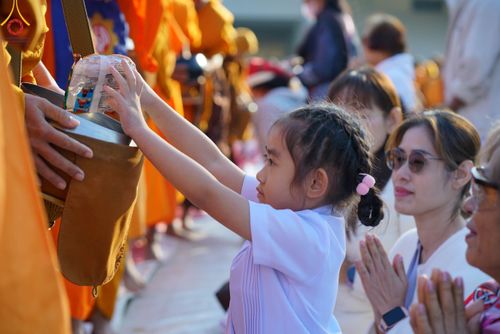 ภาพ No.103904:พิธีตักบาตรพระ 1,000 รูป ครั้งที่ 7 ถวายเป็นพุทธบูชา เพื่อช่วยเหลือคณะสงฆ์ 323 วัด 4 จังหวัดชายแดนภาคใต้ และถวายแด่คณะสงฆ์จังหวัดพิษณุโลก ณ ลานธรรมธุดงคสถานพิษณุโลก อ.วังทอง จ.พิษณุโลก วันที่ 24 ธันวาคม พ.ศ. 2566