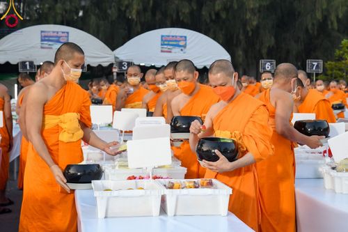 ภาพ No.106751:พิธีถวายภัตตาหารเป็นสังฆทาน แด่คณะพระธรรมยาตราฯ ในโครงการธรรมยาตรากตัญญูบูชา มหาปูชนียาจารย์ พระมงคลเทพมุนี(สด จนฺทสโร) พระผู้ปราบมาร อนุสรณ์สถาน 7 แห่ง ปีที่ 12 วันที่ 6 มกราคม พ.ศ. 2567 ณ อนุสรณ์สถานโลตัสแลนด์ จ.สุพรรณบุรี