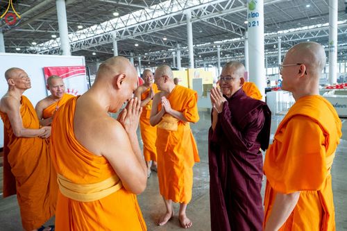 ภาพ No.60380:การต้อนรับพระสังฆาธิการ 10,000 กว่าวัดทั่วประเทศ พิธีมอบปัจจัยช่วยเหลือครู 4 จังหวัดชายแดนภาคใต้ พิธีปฏิบัติธรรม ในวันคุ้มครองโลก วันจันทร์ที่ 22 เมษายน พ.ศ.2567 ณ วัดพระธรรมกาย จ.ปทุมธานี