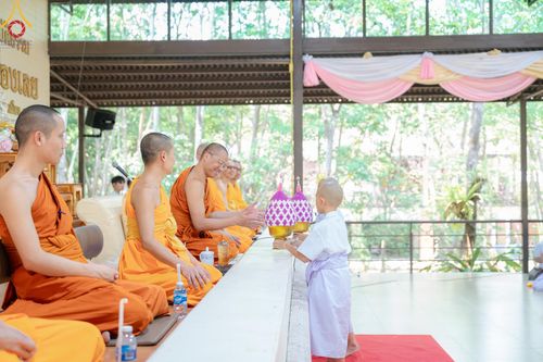 ภาพ No.135113: พิธีบรรพชาสามเณร  พิธีตักบาตรฉลองสามเณรใหม่ วันที่ 1 เมษายน พ.ศ.2567 ในโครงการบรรพชาสามเณรฟื้นฟูพระพุทธศาสนาทั่วไทย ณ ศูนย์ปฏิบัติธรรมแก้วเมืองเลย