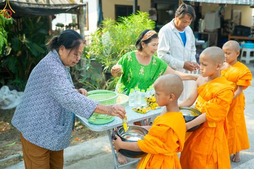 ภาพ No.62314:Photo Story  มหัศจรรย์วัดดงดินแดง Episode 4 กิจกรรมตักบาตรฉลองพระ-เณรกว่า 500 รูป