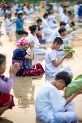 ภาพ No.63338:Photo Story  มหัศจรรย์วัดดงดินแดง Episode 1  พิธีปลงผมนาคธรรมทายาท  ในโครงการบรรพชาอุปสมบทหมู่ ฟื้นฟูพระพุทธศาสนาทั่วไทย วัดดงดินแดง ณ ลำน้ำแม่ตื่น อ.อมก๋อย จ.เชียงใหม่ วันที่ 2 เมษายน พ.ศ. 2567