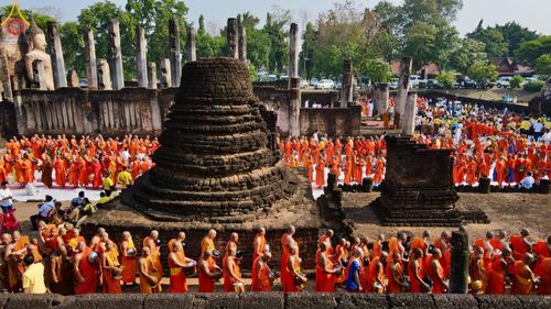 ภาพ No.58755:พิธีตักบาตรพระ ๑,๐๐๐ รูป สมโภชครบรอบ ๘๐๐ ปี พระบรมธาตุเมืองเชลียง ณ วัดพระศรีรัตนมหาธาตุ ราชวรวิหาร  (วัดพระปรางค์) ต.ศรีสัชนาลัย  อ.ศรีสัชนาลัย จ.สุโขทัย วันพฤหัสบดีที่ ๒๕ เมษายน พ.ศ. ๒๕๖๗