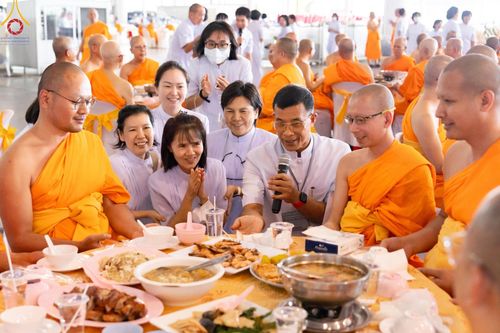 ภาพ No.59291:พิธีเจริญพระพุทธมนต์ ถวายภัตตาหารเป็นสังฆทาน เนื่องในวาระอายุวัฒนมงคล 80 ปี หลวงพ่อธัมมชโย ณ สภาธรรมกายสากล วัดพระธรรมกาย วันพุธที่ 24 เมษายน พ.ศ.2567