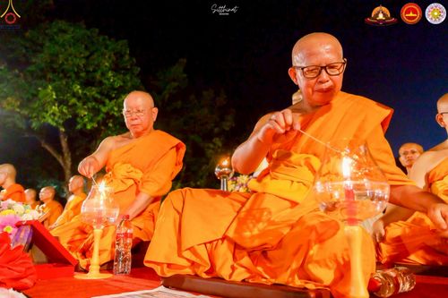 ภาพ No.224541:วันจันทร์ที่ 12 พฤษภาคม พ.ศ. 2568  ชาวพุทธในอินโดนีเซีย ร่วมฉลองวิสาขบูชาจุดประทีปกว่า 200,000 ดวง ณ พระมหาเจดีย์บรมพุทโธ  เจริญพุทธมนต์ถวาย “พระวชิรเกล้าเจ้าอยู่หัว”