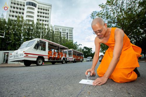 ภาพ No.88755:คณะสงฆ์ เจ้าหน้าที่ และสาธุชน ทุ่มเทแรงกายแรงใจเตรียมงาน เพื่องานวันครูผู้ค้นพบวิชชาธรรมกาย ตั้งแต่วันที่ 20 กันยายน พ.ศ. 2566