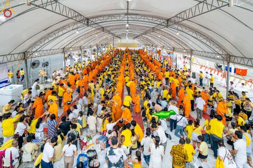 มหาสังฆทานถวายเป็นพุทธบูชาครั้งยิ่งใหญ่ โครงการทำบุญตักบาตร เพื่อถวายเป็นพระราชกุศล เนื่องในโอกาสมหามงคลเฉลิมพระชนมพรรษา พระบาทสมเด็จพระเจ้าอยู่ห้วฯ ทรงเจริญพระชนมพรรษา 6 รอบ 72 พรรษา