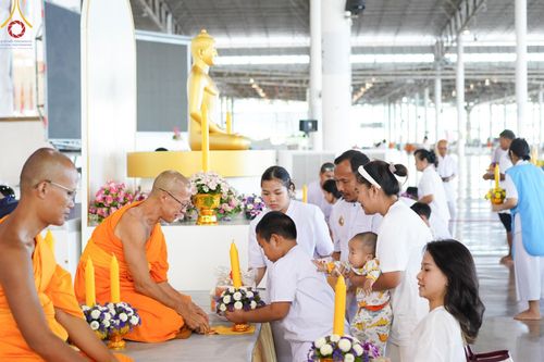 ภาพ No.143457:พิธีตักบาตร ข้าวสารอาหารแห้ง ณ บ้านแก้วเรือนทองคุณยายฯ และ พิธีบูชาข้าวพระ  ณ สภาธรรมกายสากล วัดพระธรรมกาย วันอาทิตย์ที่ 7 กรกฎาคม พ.ศ. 2567