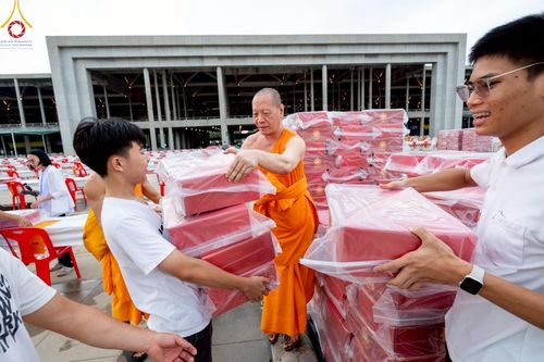 ภาพ No.219137:วันที่ 19-21 เมษายน พ.ศ. 2568 การเตรียมงานในลานธรรม , วิหารคด เพื่องานวันคุ้มครองโลก 22 เมษายน พ.ศ. 2568