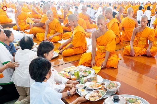 ภาพ No.143245:พิธีถวายภัตตาหารเพื่อเป็นกำลังแห่งการเข้าถึงธรรม ของพระภิกษุสามเณร วัดพระธรรมกาย วันเสาร์ที่ 6 กรกฏาคม พ.ศ. 2567 ณ หอฉันคุณยายอาจารย์ วัดพระธรรมกาย จ.ปทุมธานี