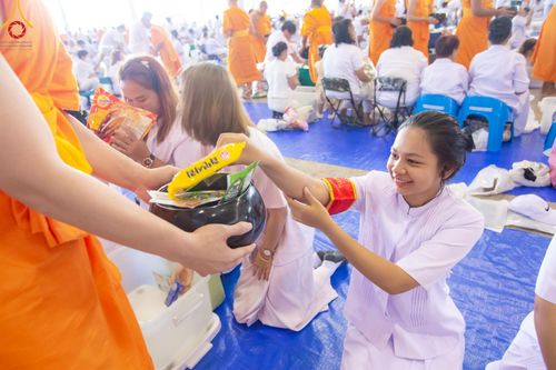 ภาพ No.222038:วันที่ 4 พฤษภาคม พ.ศ. 2568 พิธีตักบาตร เนื่องในวันอาทิตย์ต้นเดือน ณ บ้านแก้วเรือนทองคุณยายฯ วัดพระธรรมกาย