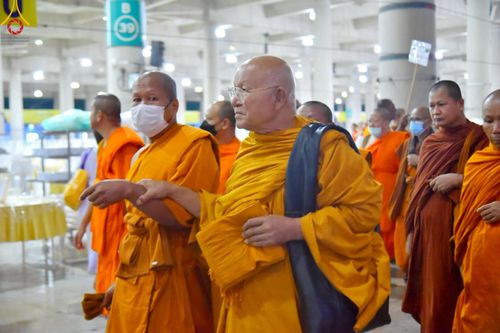 ภาพ No.219338:บรรยากาศการเดินทางเข้าวัดพระธรรมกาย , การต้อนรับปฏิสันถาร , การฉันภัตตาหารเช้า , การลงทะเบียนพระสังฆาธิการ  เนื่องในวันคุ้มครองโลก พิธีถวายมหาสังฆทานคณะสงฆ์ 40,000 กว่าวัดทั่วประเทศ ณ วัดพระธรรมกาย