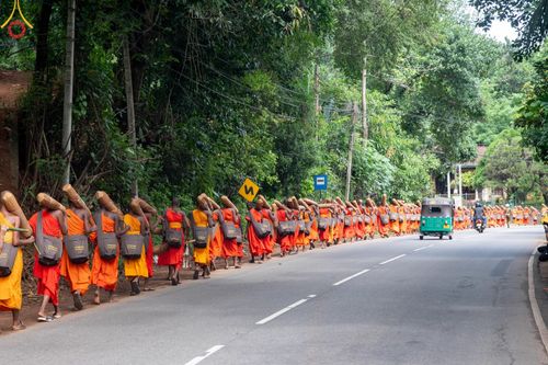 ภาพ No.140747:PhotoStory มหาศรัทธา ธรรมยาตราศรีลังกา EP.4 โครงการสยาม-ลังกา ธรรมยาตรา ฉลองเทศกาลวิสาขบูชาแห่งชาติ ศรีลังกา  บูชาธรรม 80 ปีหลวงพ่อธัมมชโย เส้นทางจาก เมืองดัมบูลลา ไปยัง เมืองมาตะเล  ตั้งแต่วันที่ 17-20 พฤษภาคม พ.ศ. 2567