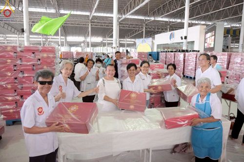 ภาพ No.214396:วันที่ 29 มีนาคม พ.ศ.2568 กิจกรรมใส่ถุงซิปกล่องไทยธรรม เพื่อรักษาความประณีตของกล่องไทยธรรม ในทุกสภาพอากาศ ณ บ้านแก้วเรือนทองคุณยาย วัดพระธรรมกาย