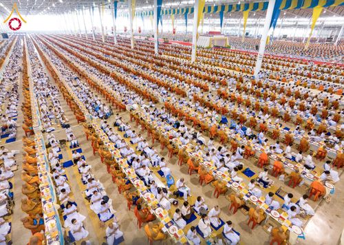 ภาพ No.60008:พิธีเจริญพระพุทธมนต์ "ฉลองอายุวัฒนมงคล 80 ปี หลวงพ่อธัมมชโย" พิธีถวายไทยธรรม คณะสงฆ์ 10,000 กว่าวัดทั่วประเทศ ในวันคุ้มครองโลก วันจันทร์ที่ 22 เมษายน พ.ศ. 2567 ณ สภาธรรมกายสากล วัดพระธรรมกาย จ.ปทุมธานี