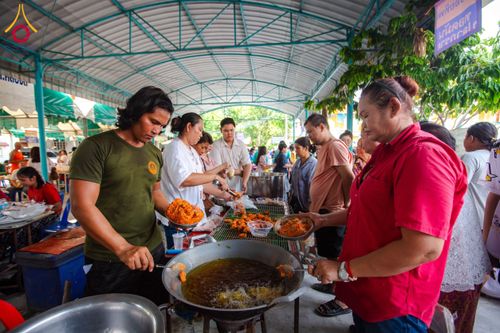 ภาพ No.170797:พิธีทอดกฐิน ณ วัดมงคลพุการาม ปทุมธานี ในโครงการกฐินสามัคคีทั่วไทย 30,000 วัด บูชาธรรม 80 ปี หลวงพ่อธัมมชโย โดยคณะศิษยานุศิษย์วัดพระธรรมกาย วันที่ 27 ตุลาคม พ.ศ. 2567