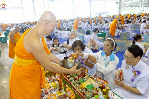 ภาพ No.263936:วันอาทิตย์ที่ 2 พฤศจิกายน พ.ศ. 2568 พิธีตักบาตรอาทิตย์ต้นเดือน ณ บ้านแก้วเรือนทองคุณยายฯ วัดพระธรรมกาย