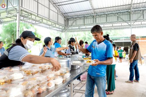 ภาพ No.235461:วันที่ 30-31 กรกฎาคม พ.ศ. 2568 วัดพระธรรมกาย มูลนิธิธรรมกาย ร่วมกับศูนย์ส่งเสริมศีลธรรมจังหวัดสุรินทร์ เปิดศูนย์พักพิงชั่วคราวเพื่อช่วยเหลือประชาชน ผู้อพยพจากเหตุปะทะกันตามแนวชายแดน ไทย-กัมพูชา ตั้งแต่วันที่ 24 กรกฎาคม พ.ศ.2568 เป็นต้นไป