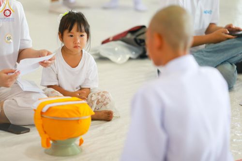 ภาพ No.133970:พิธีขอขมามอบผ้าไตร โครงการบรรพชาสามเณร ศูนย์อบรมวัดพระธรรมกาย ณ วัดพระธรรมกาย วันเสาร์ที่ 6 เมษายน พ.ศ. 2567