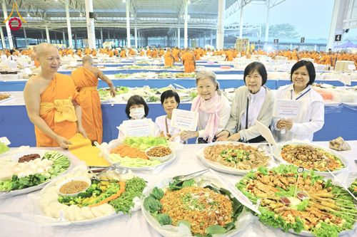 ภาพ No.203736:พิธีถวายภัตตาหารเป็นสังฆทาน แด่พระธรรมยาตรา ณ วัดพระธรรมกาย ตำบลคลองสาม อำเภอคลองหลวง จังหวัดปทุมธานี ในโครงการธรรมยาตรา กตัญญูบูชา มหาปูชนียาจารย์ พระมงคลเทพมุนี(สด จนฺทสโร) พระผู้ปราบมาร อนุสรณ์สถาน 7 แห่ง ปีที่ 13 วันที่ 30 มกราคม พ.ศ. 2568