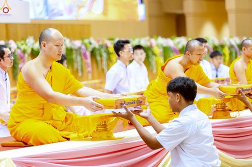 ภาพ No.245980:วันเสาร์ที่ 13 กันยายน พ.ศ. 2568 พิธีมอบผ้าไตรประธานกฐินสัมฤทธิ์เด็กดี V-Star ณ สภาธรรมกายสากล วัดพระธรรมกาย