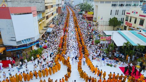 ภาพ No.85961:ตักบาตรพระนานาชาติ 10,000 รูป ใจกลางนครหาดใหญ่ จ.สงขลา วันอาทิตย์ที่ 20 สิงหาคม พ.ศ. 2566