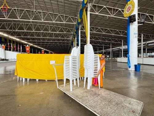 ภาพ No.61406:V.36 ทุ่มเทเพื่อพ่อ 80 ปี ภาพการเตรียมงานของหน่วยงานต่างๆ เพื่อพิธีฉลองอายุวัฒนมงคล 80 ปี หลวงพ่อธัมมชโย และรับถวายมหาสังฆทาน 10,000 กว่าวัดทั่วประเทศ ในวันคุ้มครองโลก จันทร์ที่ 22 เมษายน พ.ศ.2567