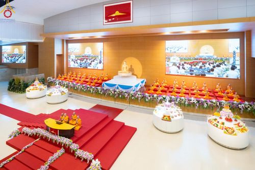 ภาพ No.177639:พิธีตักบาตรและพิธีบูชาข้าวพระ ในวันอาทิตย์ต้นเดือนที่ 1 ธันวาคม พ.ศ. 2567 ณ สภาธรรมกายสากล วัดพระธรรมกาย