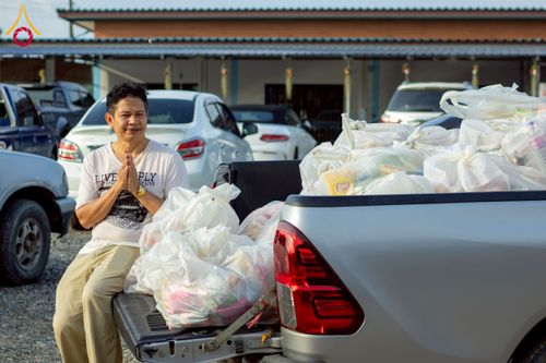 ภาพ No.217999:วันศุกร์ที่ 11 เมษายน พ.ศ. 2568 พระและสามเณร 99 รูป จากศูนย์ปฏิบัติธรรมระยอง(บ้านช่องลม) บิณฑบาต ณ ทุ่งปอเทือง ต.บางบุตร อ.บ้านค่าย จ.ระยอง เพื่อเป็นการฝึกสามเณรภาคฤดูร้อน ผ่านกิจวัตรบิณฑบาตในพื้นที่ชุมชน