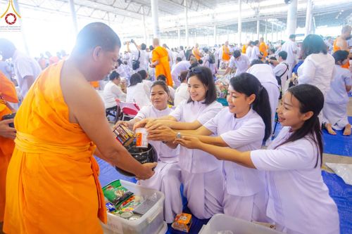 ภาพ No.139128:พิธีตักบาตร , พิธีบูชาข้าวพระ ณ ห้องแก้วสารพัด 1 สภาธรรมกายสากล วัดพระธรรมกาย วันอาทิตย์ต้นเดือนที่ 2 มิถุนายน พ.ศ. 2567