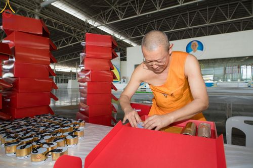 ภาพ No.212320:วันพุธที่ 19 มีนาคม พ.ศ. 2568 การบรรจุไทยธรรมลงกล่องสำเร็จ 43,500 กล่อง เพื่อถวายแด่พระสังฆาธิการ 40,000 กว่าวัดทั่วไทย ในวันคุ้มครองโลก 22 เมษายน พ.ศ. 2568 ณ บ้านแก้วเรือนทองคุณยายฯ วัดพระธรรมกาย