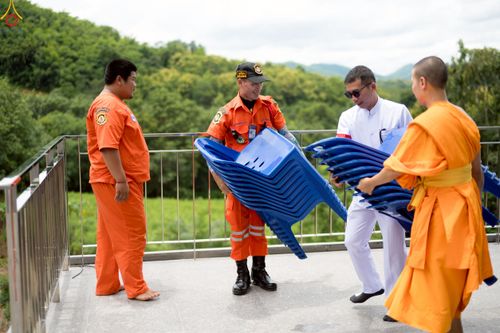 ภาพ No.239821:วันที่ 16-17 สิงหาคม พ.ศ. 2568 การปฏิบัติหน้าที่ของเจ้าหน้าที่ทุกสถานะ เพื่องานพิธีอัญเชิญรูปเหมือนพระมงคลเทพมุนี (สด จันทสโร) และพิธีกดปุ่มอัญเชิญรูปเหมือน พระมงคลเทพมุนี (สด จันทสโร) ณ มหาวิหารแก้วพระมงคลเทพมุนี ศูนย์ปฏิบัติธรรมแก้วเมืองเลย จ.เลย