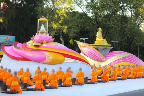 ภาพ No.104455:พระธรรมยาตราร่วมปฏิบัติธรรม และถ่ายภาพหมู่ประวัติศาสตร์ หน้ามหาวิหารพระมงคลเทพมุนี วันที่ 27 ธันวาคม พ.ศ. 2566
