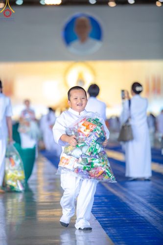 ภาพ No.136627:พิธีตักบาตร พิธีบูชาข้าวพระ ในวันอาทิตย์ต้นเดือนที่ 5 พฤษภาคม พ.ศ. 2567 ณ วัดพระธรรมกาย จ.ปทุมธานี