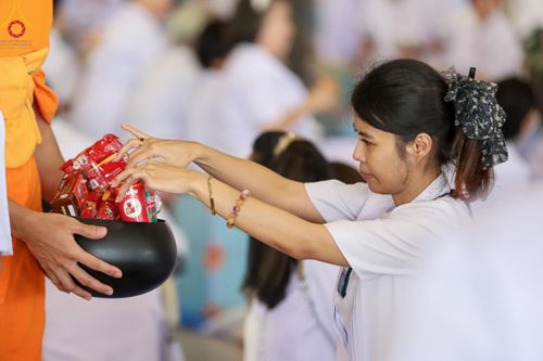 ภาพ No.149967:พิธีตักบาตร , พิธีปฎิบัติธรรม , พิธีถวายภัตตาหารเมนูสวรรค์ ในพรรษาแห่งการเข้าถึงธรรม วันธรรมชัย วันอังคารที่ 27 สิงหาคม พ.ศ.2567 ณ สภาธรรมกายสากล วัดพระธรรมกาย