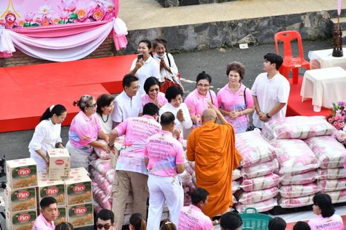 ภาพ No.150864:พิธีเจริญพระพุทธมนต์ และทำบุญตักบาตรแด่คณะสงฆ์ จำนวน 121 รูป เนื่องในโอกาสฉลองครบรอบ 120 ปี อำเภอคลองหลวง จังหวัดปทุมธานี เพื่อถวายเป็นพุทธบูชา ช่วยเหลือผู้ประสบความเดือดร้อนจากอุทกภัย และคณะสงฆ์ 323 วัด 4 จังหวัดชายแดนภาคใต้ วันเสาร์ที่ 31 สิงหาคม พ.ศ. 
