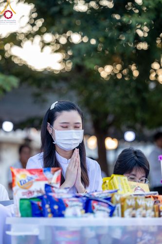 ภาพ No.101882:ตักบาตรพระ 10,000 รูป เติมบุญให้แผ่นดิน เนื่องในโอกาส 192 ปี จังหวัดกาญจนบุรี หนึ่งในโครงการตักบาตรพระ 2,000,000 รูป  77 จังหวัดทุกวัดทั่วไทย วันจันทร์ที่ 11 ธันวาคม พ.ศ. 2566 บริเวณถนนสองแคว (SKY WALK) เมืองกาญจนบุรี