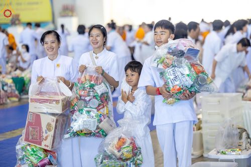 ภาพ No.205918:พิธีตักบาตร และ พิธีบูชาข้าวพระ ในวันอาทิตย์ต้นเดือน 2 กุมภาพันธ์ พ.ศ. 2568 ณ สภาธรรมกายสากล วัดพระธรรมกาย