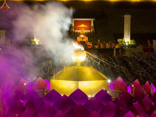 ภาพ No.160645:พิธีจุดประทีป 20,000 ดวง บูชาพระมหาธรรมกายเจดีย์ และบูชาพระมงคลเทพมุนี (สด จนฺทสโร) พระผู้ปราบมาร ณ ลานธรรม พระมหาธรรมกายเจดีย์ วัดพระธรรมกาย จ.ปทุมธานี วันที่ 10 ตุลาคม พ.ศ. 2567