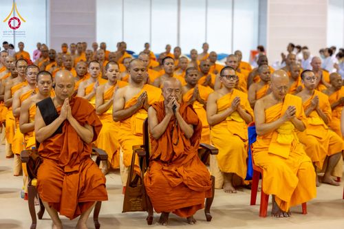 ภาพ No.232082:วันอาทิตย์ที่ 6 กรกฏาคม พ.ศ. 2568 พิธีตักบาตร ข้าวสารอาหารแห้ง  พิธีบูชาข้าวพระ สัมมนาพิเศษราชเหล็ก ณ สภาธรรมกายสากล วัดพระธรรมกาย